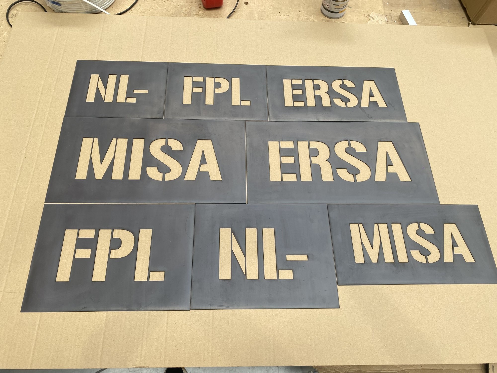 Niepodświetlana reklama i dekoracje